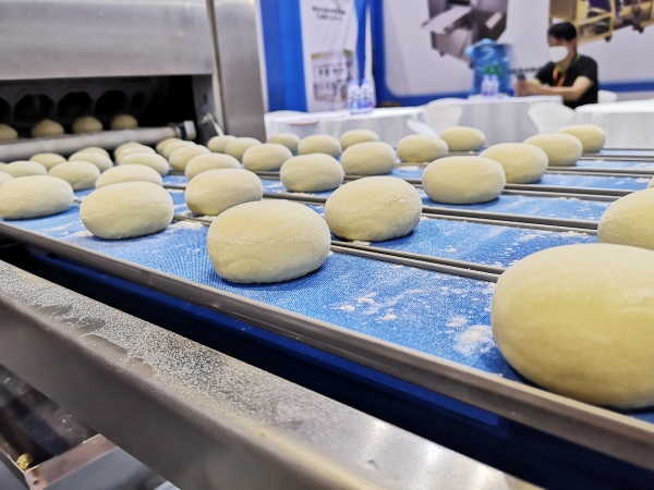 高含水小餐包制作与面团分块滚圆技术解析